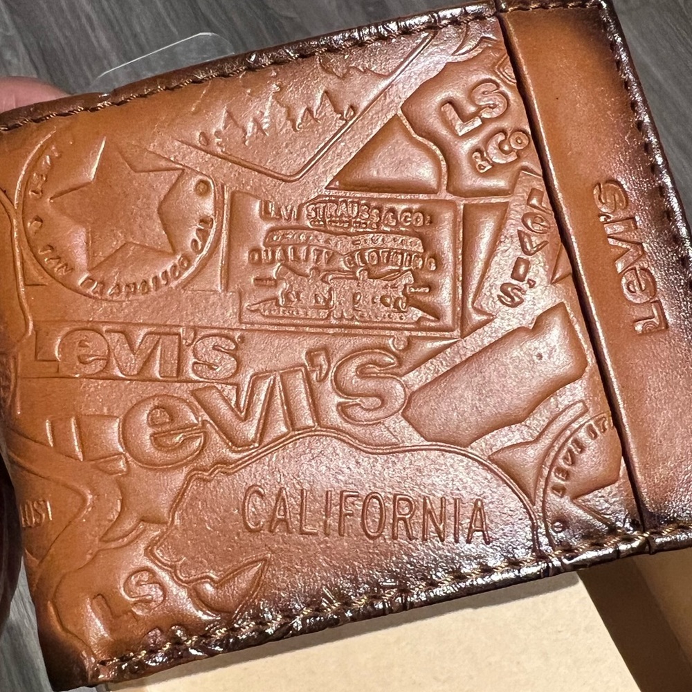LEVI Strauss leather distressed wallet